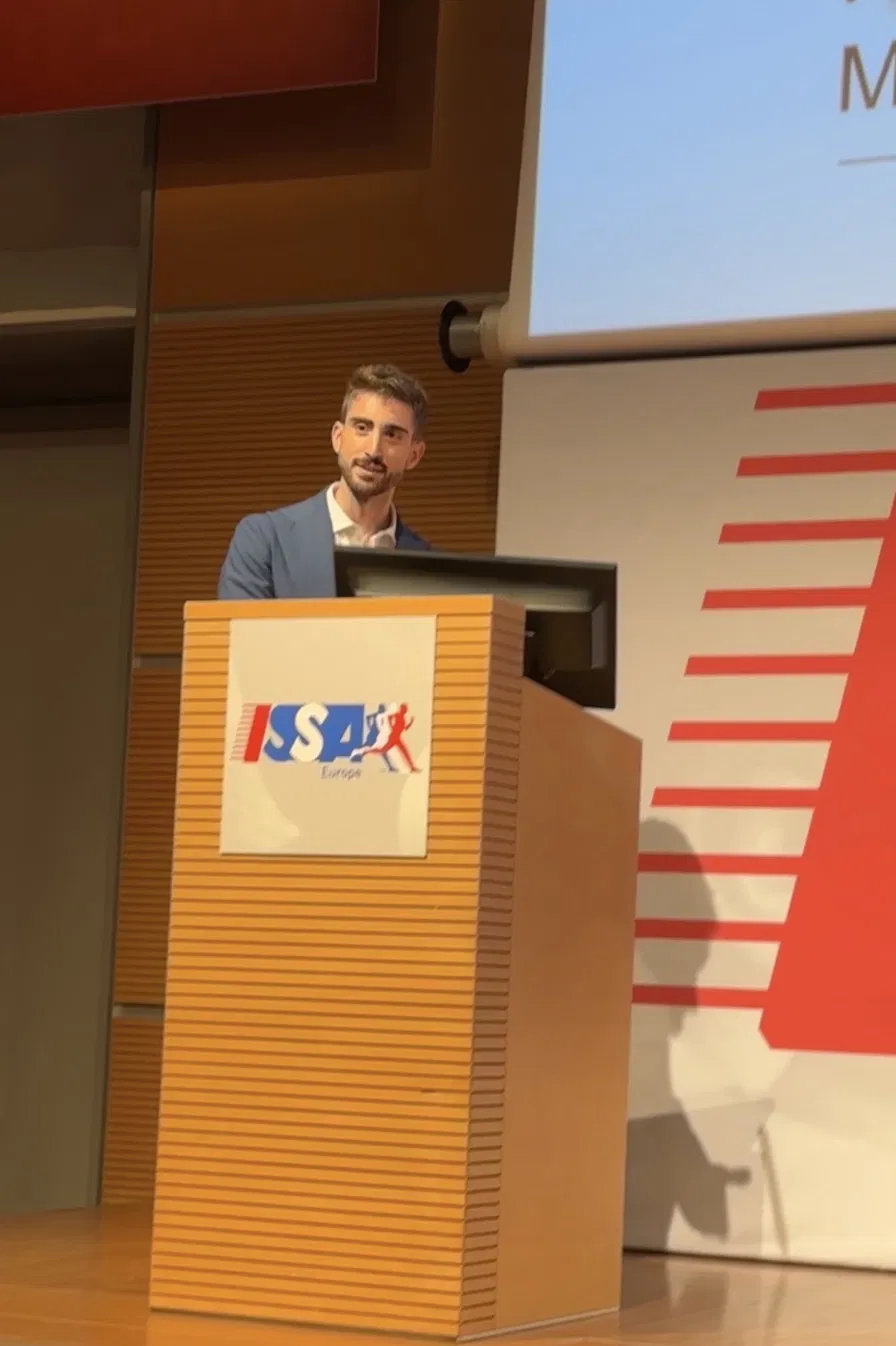 Ritratto di Lorenzo Candela durante un intervento a un congresso